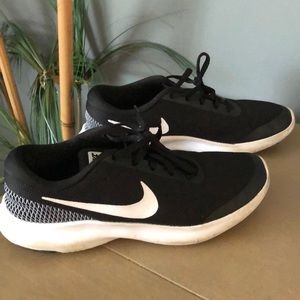 Women’s Nike black and white sneakers size 9